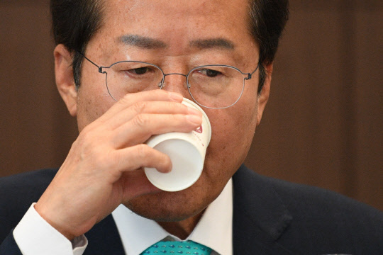 국민의힘 대권주자인 홍준표 의원이 14일 오후 서울 중구 한국프레스센터에서 열린 한국기자협회 주최 홍준표 의원 초청 왁자지껄 토론회에 참석해 물을 마시고 있다.  [국회사진기자단]